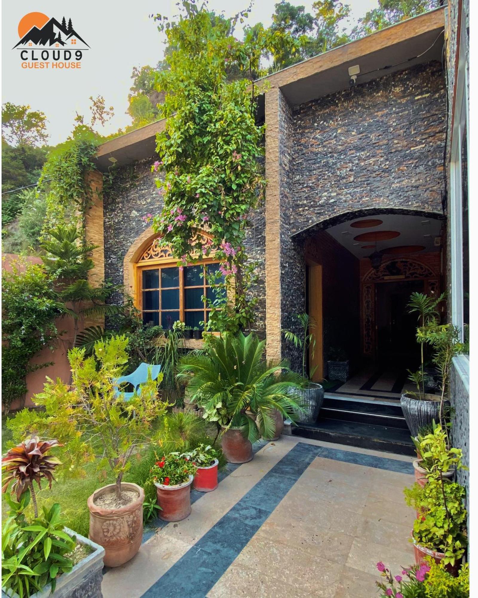 Cloud 9 Guest House มุซซาฟฟาราบัด ภายนอก รูปภาพ